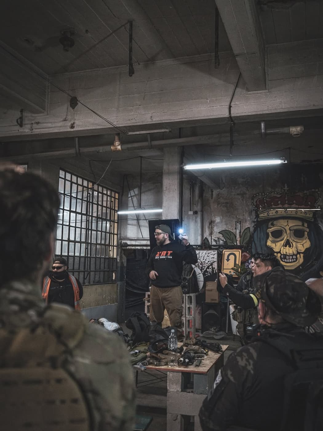 Charla de seguridad previa a la partida: el staff explica las reglas a los jugadores.